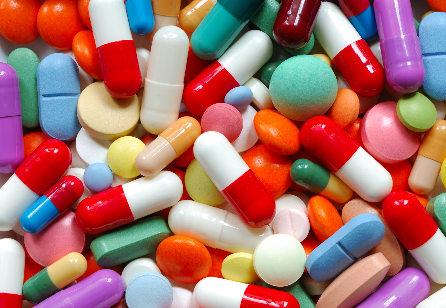 Набор лекарств на столе. Аптечка с лекарствами. Парень в аптеке. Лекарства в дорогу с ребенком. Лекарственные формы картинки.